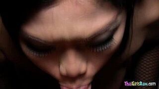 Тайская девушка встает на колени, чтобы сосать хуй - порно видео