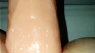 Анальный секс с большим дилдо - порно видео