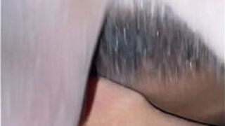 Текущая мокрая киска - порно видео