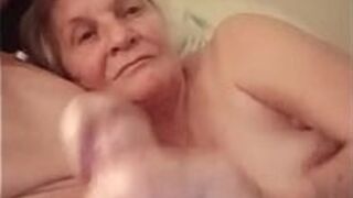 Бабушка лучшая сосунка - порно видео