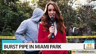 Репортер горячих новостей сосет член прохожего - порно видео