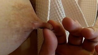 Зрелая женщина скрученные соски, извращенные соски, большие соски, бородавки, длинные соски, которые растягиваются - порно видео