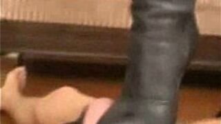 Горячая госпожа доминирует над своим рабом, раздавливая яйца, пробивая яйца и топча - порно видео