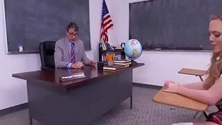 Пятеро мужчин занимаются потрясающим сексом со скромной школьницей в классе - порно видео