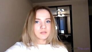 Крошка лижет ее идеальные сиськи перед камерой - порно видео