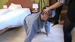 Чистка офисной обуви для госпожи - порно видео