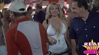 Засвет на распутной улице на фестивале фантазий - порно видео