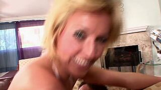 Виктория Уайт получает огромный член - порно видео