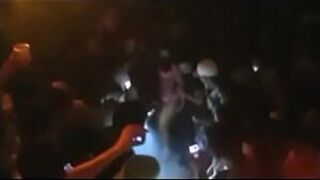 Нащупывая задницу на фестивале - порно видео