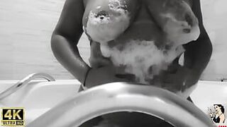 Трейлер - пенная ванна и милфа-учительница мастурбируют киску - порно видео