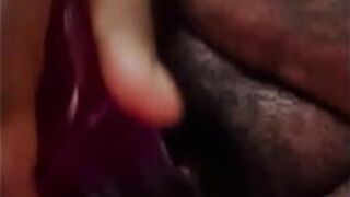 Толстушка играет со своей мокрой тугой киской - порно видео