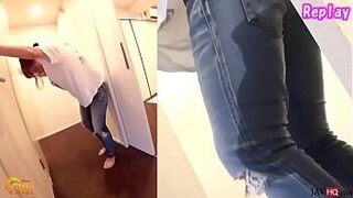 Японка в отчаянии писает и смачивает джинсы - порно видео