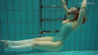 Даша погрузилась под воду - порно видео