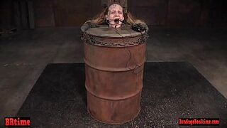 Нижняя рабыня мучается доминированием и женским доминированием - порно видео