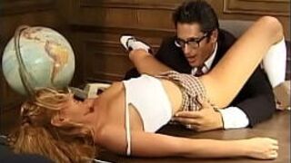Хорошенькой студентке нужно сдать урок географии, поэтому она остается после уроков, чтобы встретиться со своим учителем - порно видео
