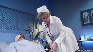 Грудастая милфа-медсестра доминирует над пациентом-мужчиной - порно видео