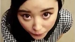 Китайская девушка сосет большой член 【Подписывайтесь на меня и обновляйте новые видео каждый день】 - порно видео