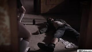 Бездомный трахает подростков - Уитни Райт и Элизу Джейн - порно видео