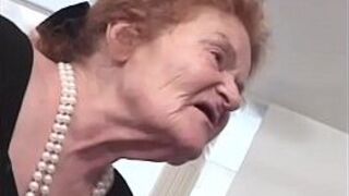 Очень старая женщина в инвалидном кресле, чтобы передвигаться, все еще возбуждена - порно видео