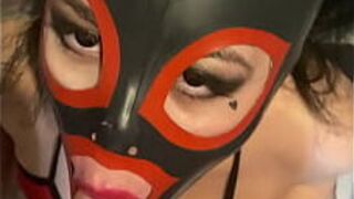 Сатанистская резиновая кукла сосет и трахается - порно видео