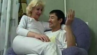 Возбужденная русская жена обожает анал - порно видео