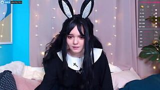 Возбужденная телочка энергично играет с дилдо перед камерой - порно видео