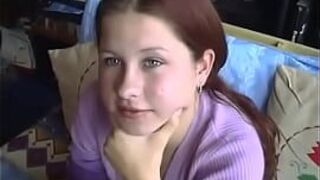 Британская тинка Кэти впервые сосет свой первый член в фильме! - порно видео