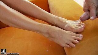 Практичные ноги - порно видео