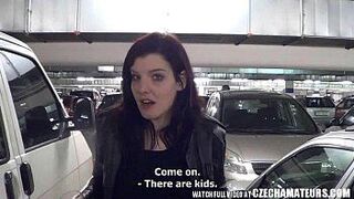 Пара-эксгибиционистка в любительском видео трахается в торговом центре - порно видео