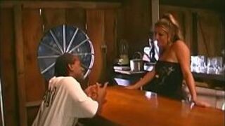 Очаровательная брюнетка-барменша Бри развлекает первого посетителя в первом классе - порно видео