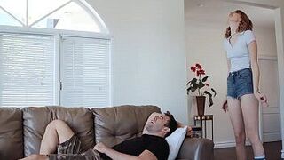 Высокая Лена Андерсон скачет на большом члене в позе обратной наездницы - порно видео