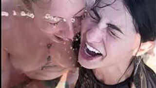 Пляжный день с Веномом Злом и Кейтлин Катсарос (тизер) - порно видео